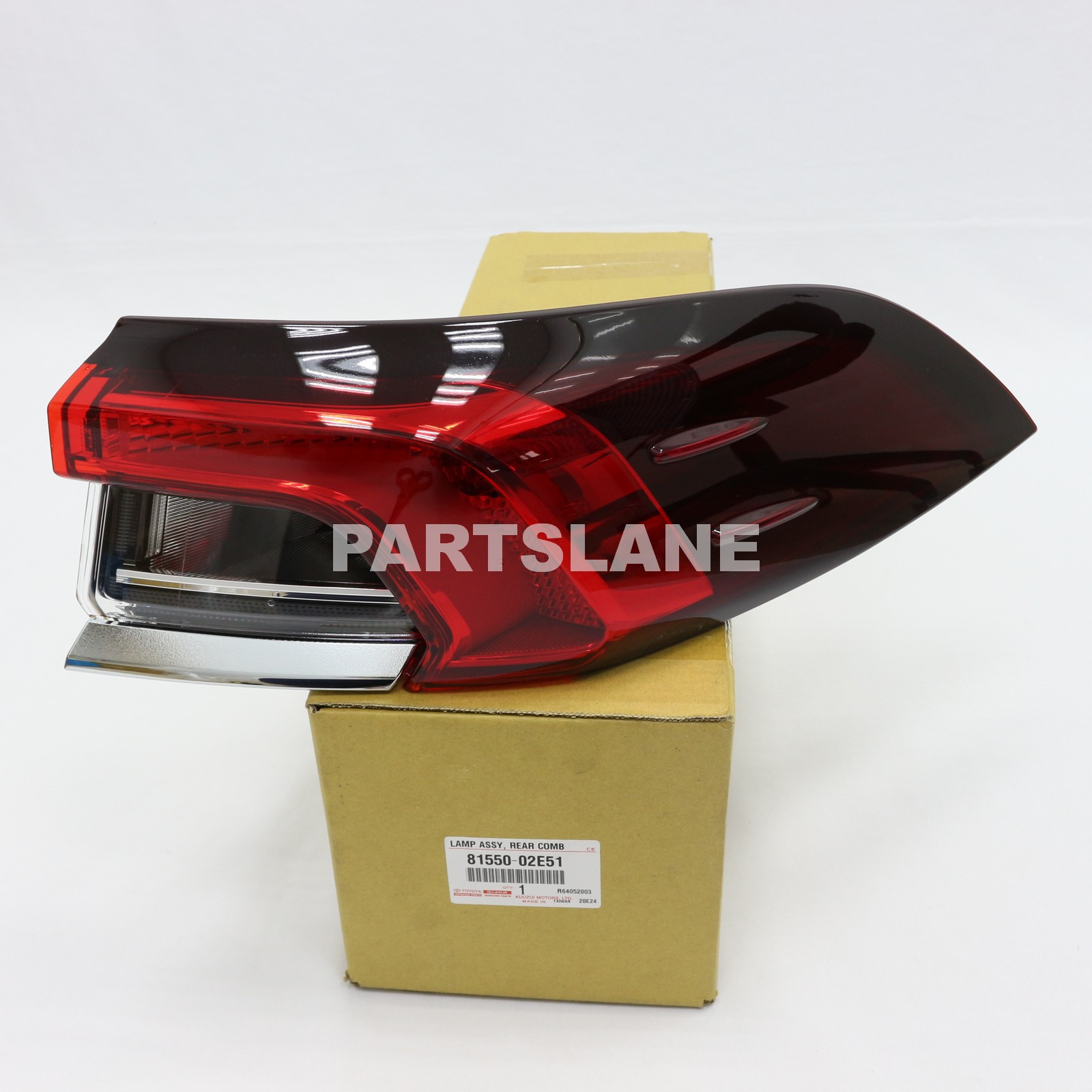 Đèn Hậu Miếng Ngoài Led - R Toyota Corolla Altis Mã phụ tùng 8155002480
