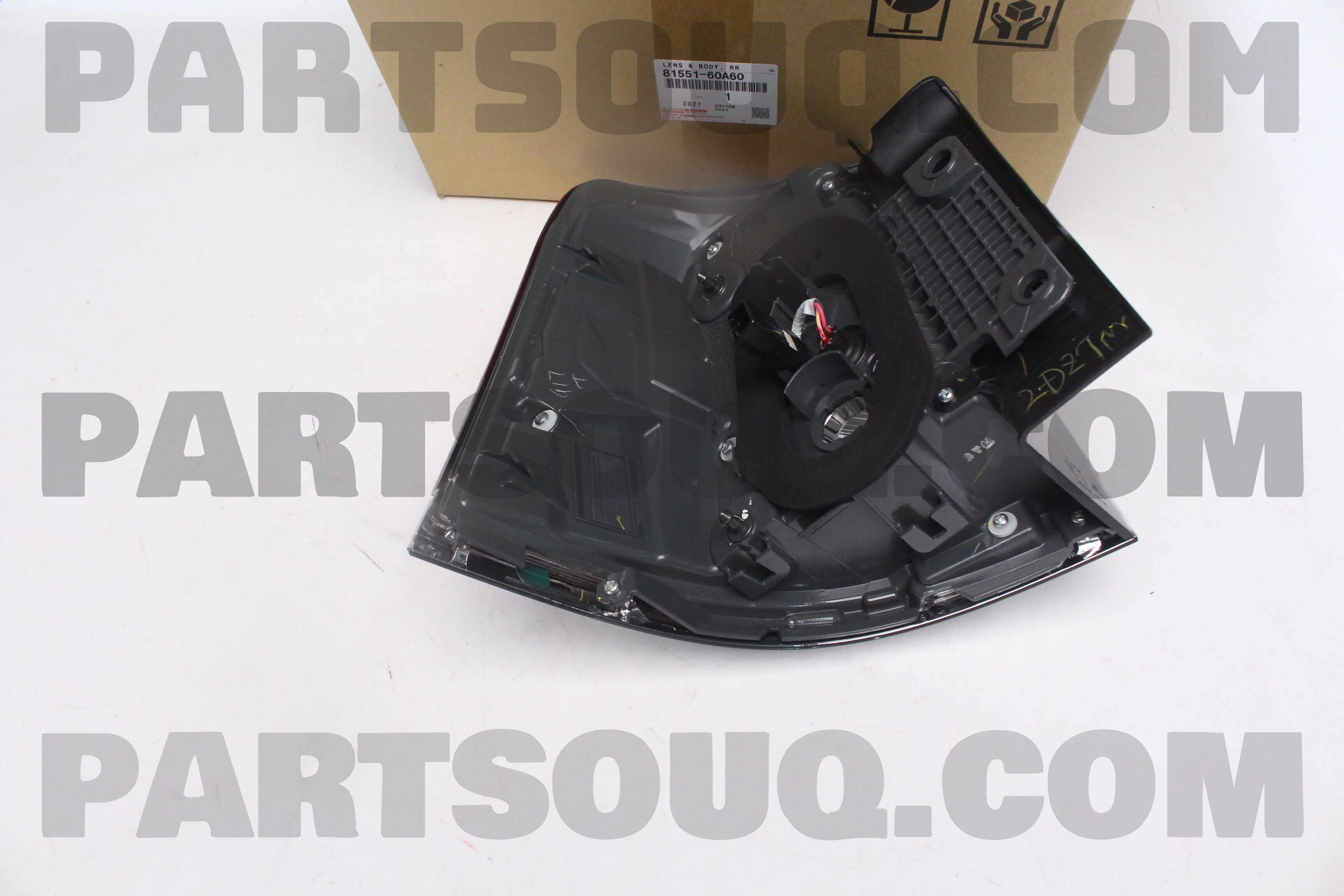 Đèn Hậu Miếng Ngoài Phải Xin An Trắng Có Led Lexus LX 570 OEM 8155160A60