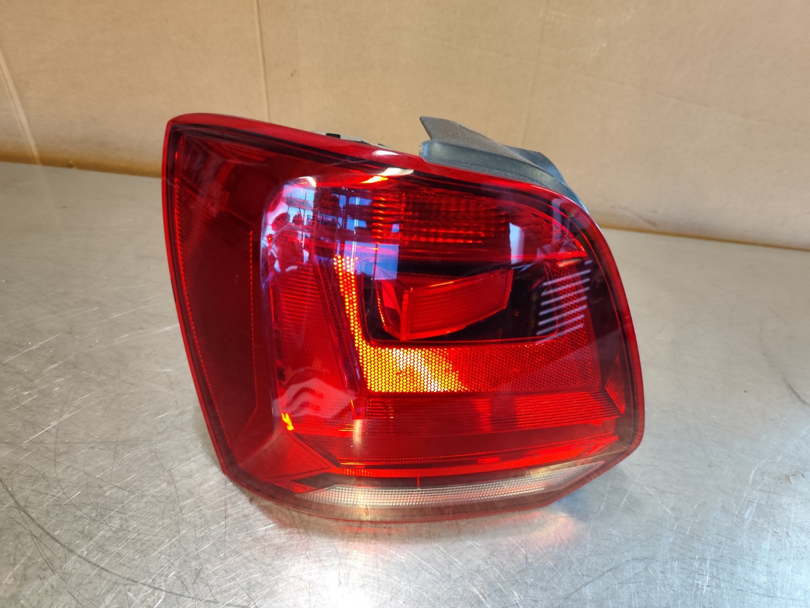 Đèn Hậu Trái Bản Hatback Volkswagen polo Mã phụ tùng 6C0945111