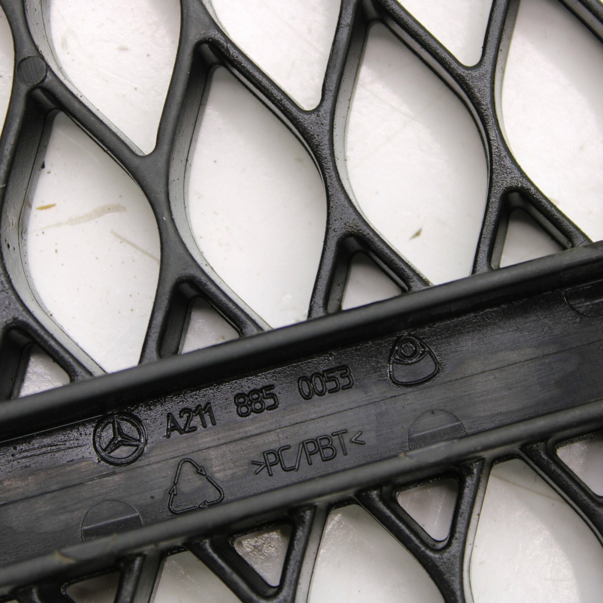 Lưới Cản Trước Mercedes-Benz E Mã phụ tùng A2118850053
