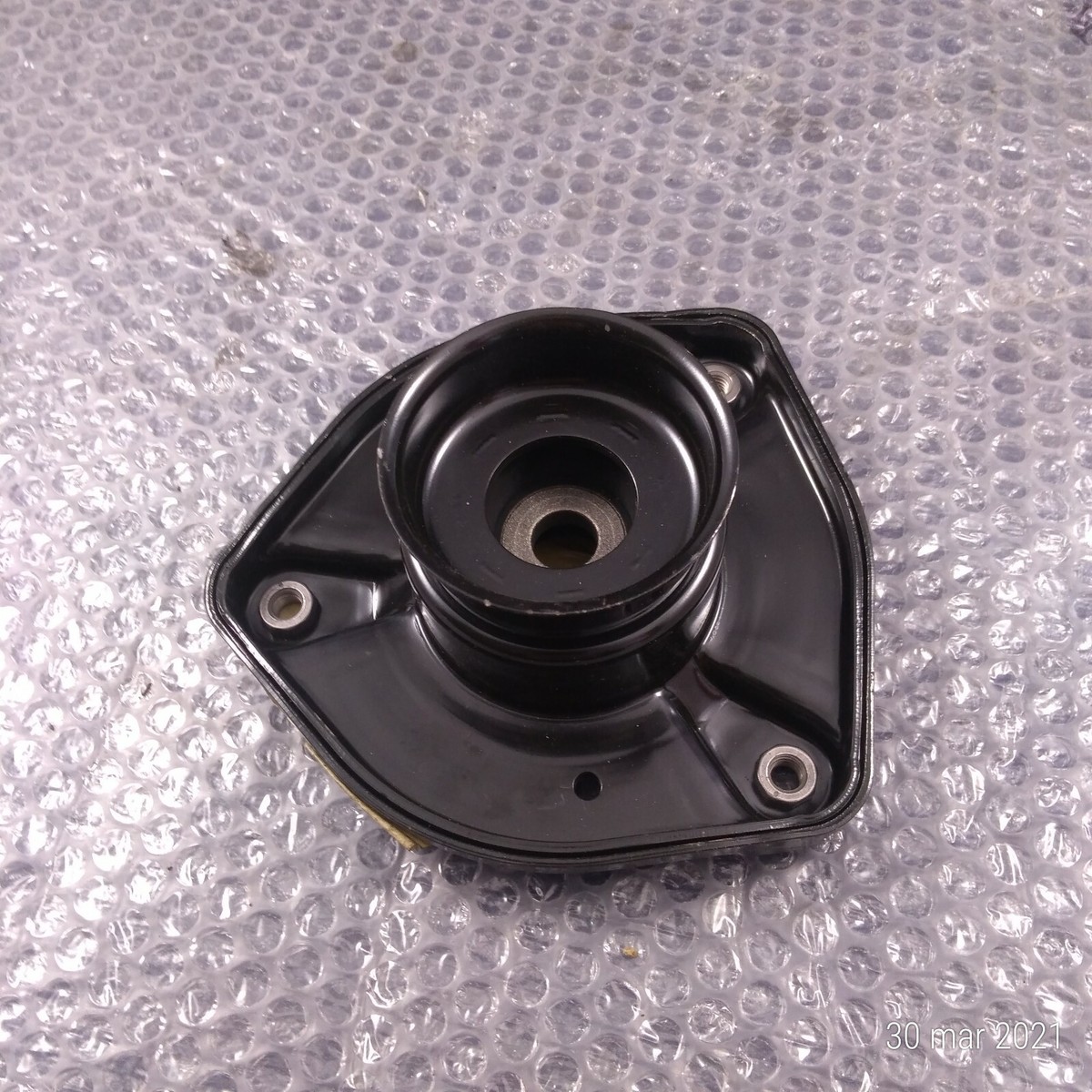 Bát Bèo Giảm Xóc Trước Mercedes-Benz C Mã phụ tùng A2043201273