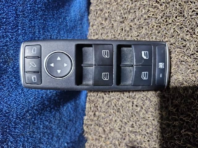 Công Tắc Lên Xuống Kính Tổng Mercedes-Benz C Mã phụ tùng A2129056100