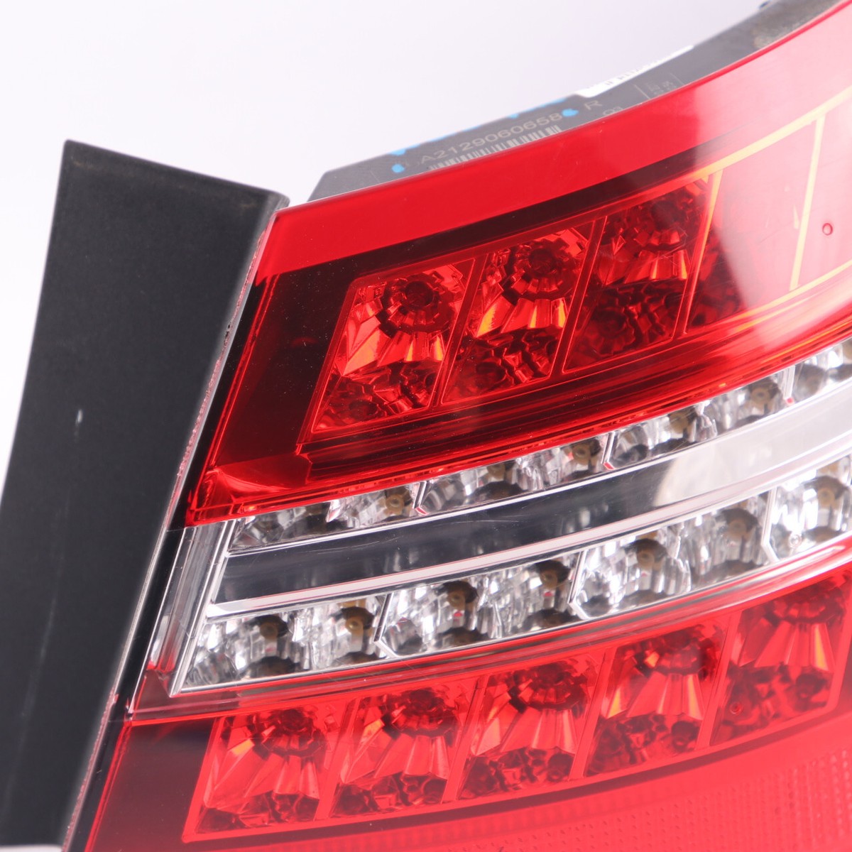 Đèn Hậu Miếng Ngoài Phải Mercedes-Benz E Mã phụ tùng A2129060658