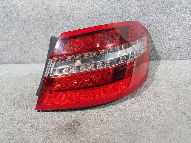 Đèn Hậu Miếng Ngoài Phải Mercedes-Benz E Mã phụ tùng A2129060658