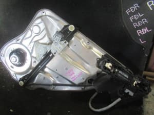 Kính Cánh Cửa Sau Phải Mercedes-Benz C Mã phụ tùng A2047350110