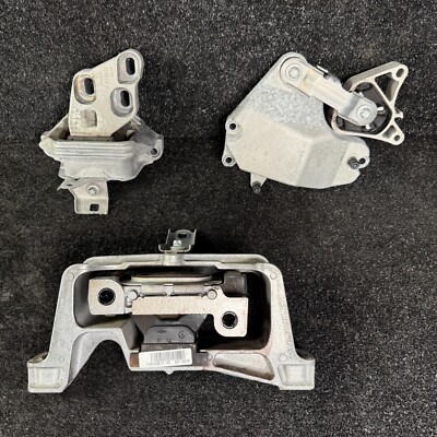 Chân Máy Phải Mercedes-Benz GLA Mã phụ tùng A2462402517