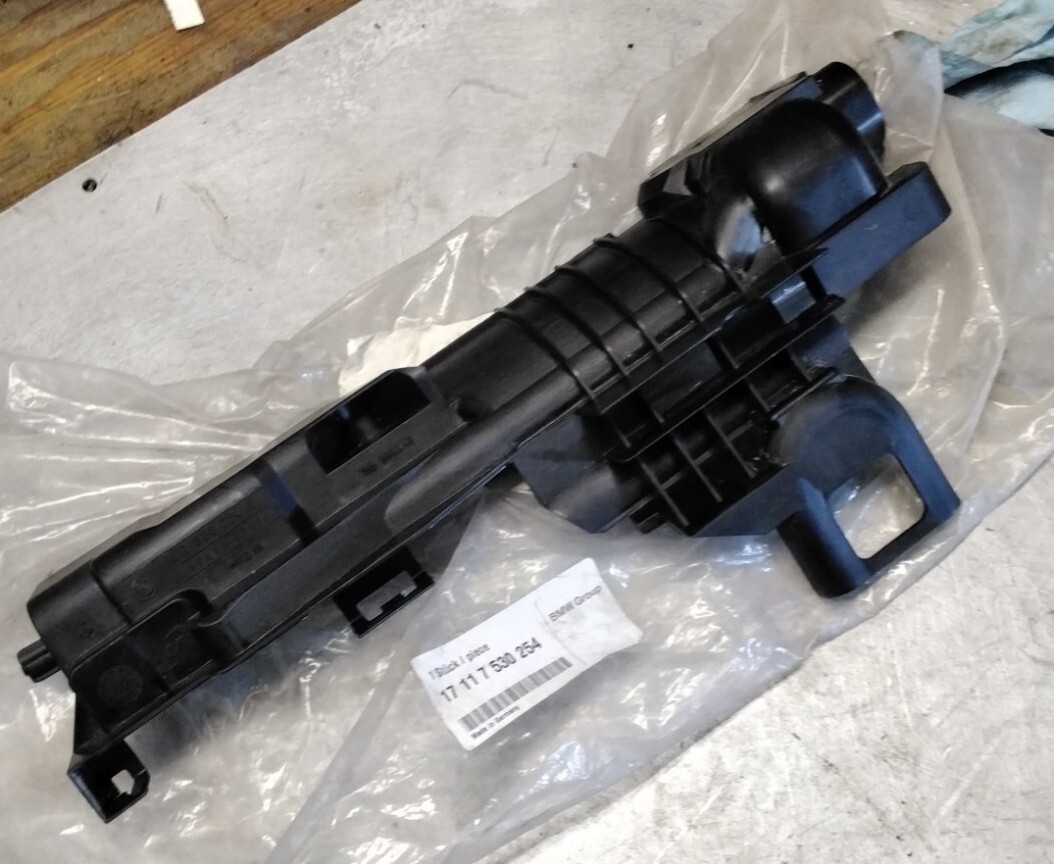 Bình Nước Phụ Bmw Seri 3 Mã phụ tùng 17117530252