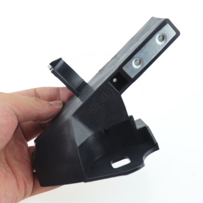 Giá Đỡ Đèn Pha Phải Mercedes-Benz C Mã phụ tùng A2056207400