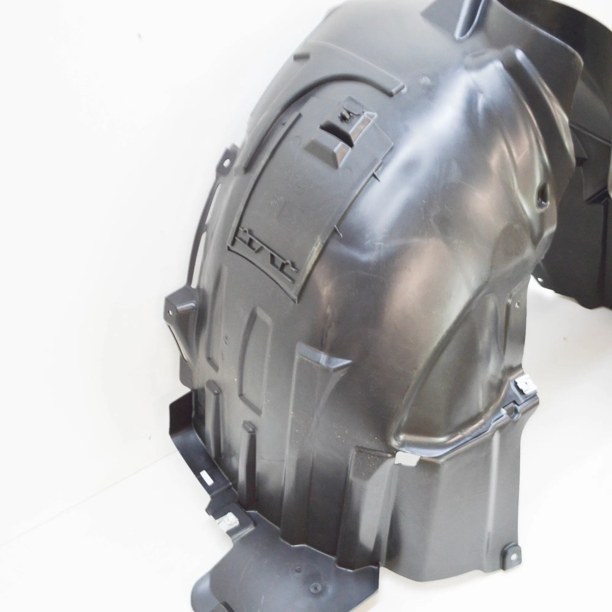 Chắn Bùn Lòng Dè Trước Trái Mercedes-Benz CLA Mã phụ tùng A2466900930