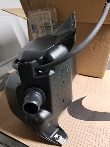 Bình Nước Rửa Kính Ford Fiesta OEM 8A6117618AF-MT