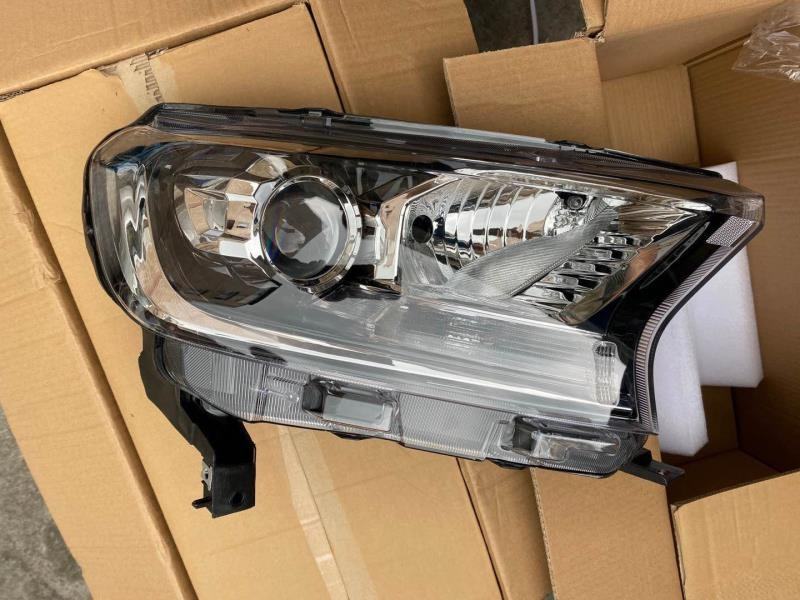 Đèn Pha Trái Lòng Đen Mí Vàng Ford Ranger Mã phụ tùng Eb3b13w030ak