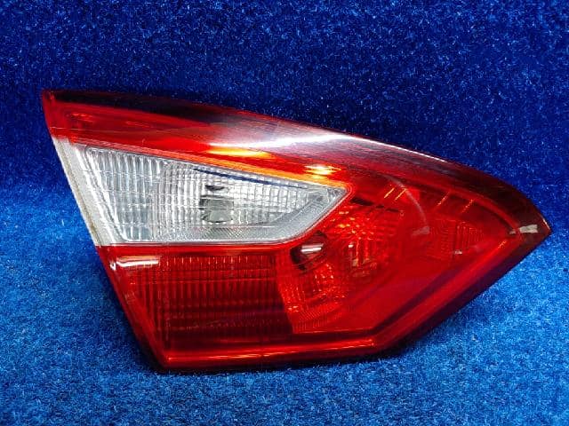 Đèn Hậu Miếng Trong Bên Phải Phải Ford Focus Mã phụ tùng BM5113A602AD