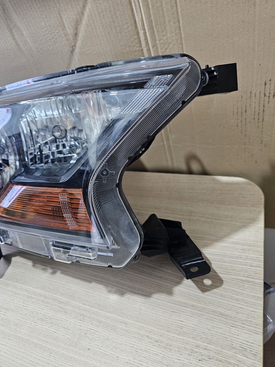 Đèn Pha Trái Lòng Đen Mí Vàng Ford Ranger Mã phụ tùng EB3B13W029Ak
