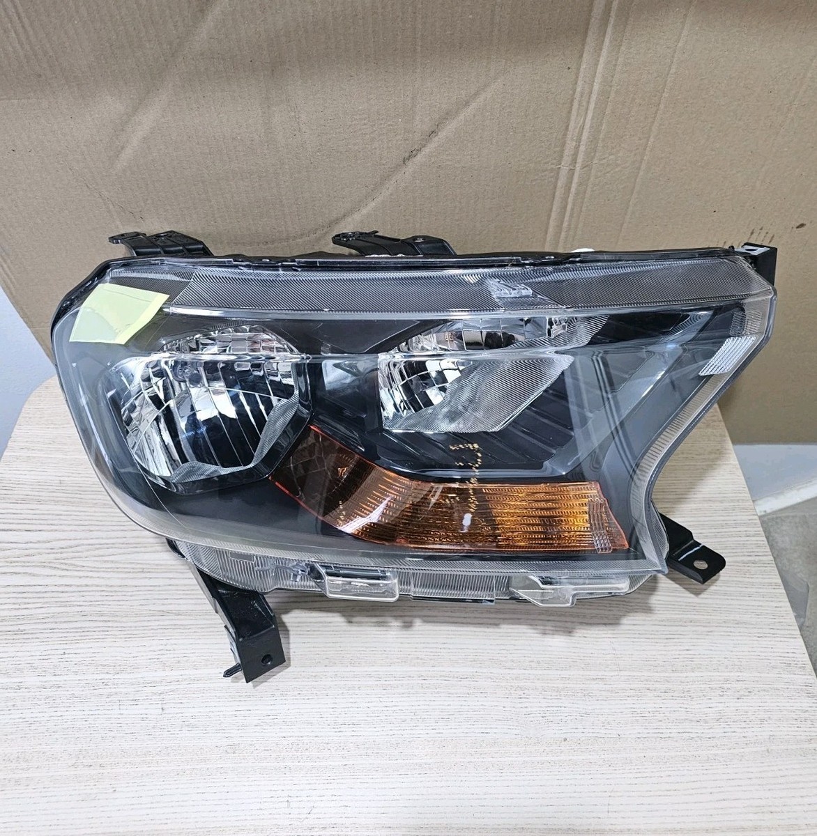 Đèn Pha Trái Lòng Đen Mí Vàng Ford Ranger Mã phụ tùng EB3B13W029Ak
