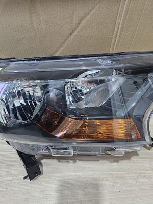 Đèn Pha Trái Lòng Đen Mí Vàng Ford Ranger Mã phụ tùng EB3B13W029Ak