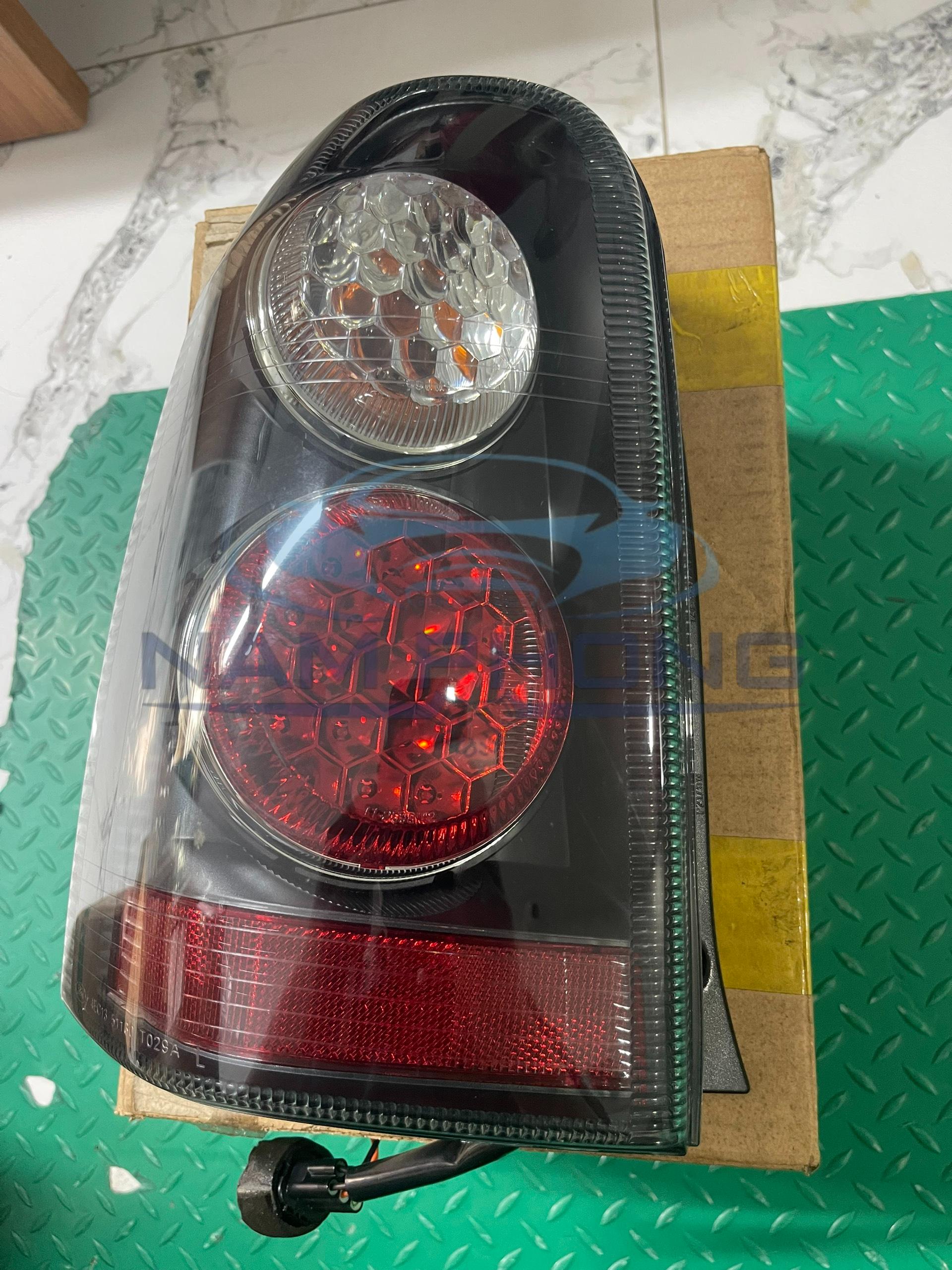 Đèn Hậu Ngoài Trái Ford Escape Mã phụ tùng EV4651160C