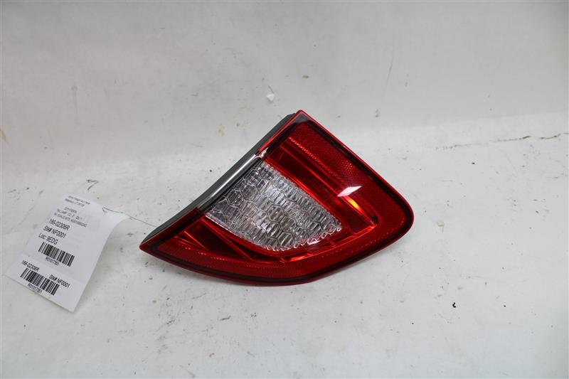 Đèn Hậu Miếng Trong Phải Sedan Ford Fiesta Mã phụ tùng AE8315B502AC