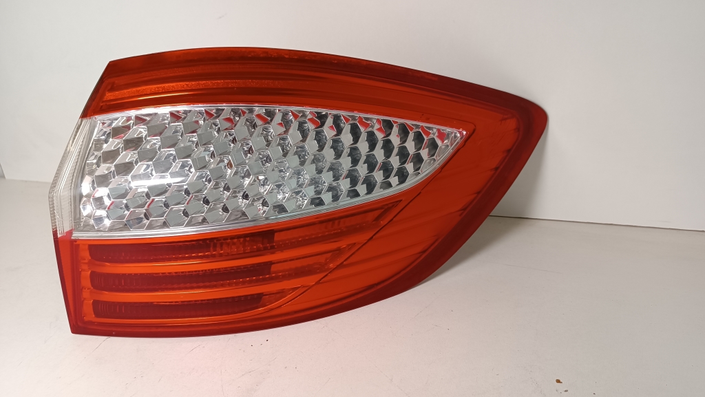 Đèn Hậu Miếng Ngoài Phải Ford Mondeo Mã phụ tùng 7S7113404