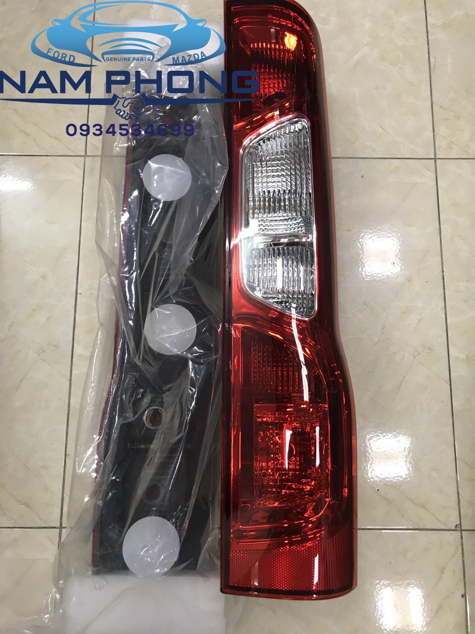 Đèn Hậu Trái Ford Transit Mã phụ tùng DC1913405AD