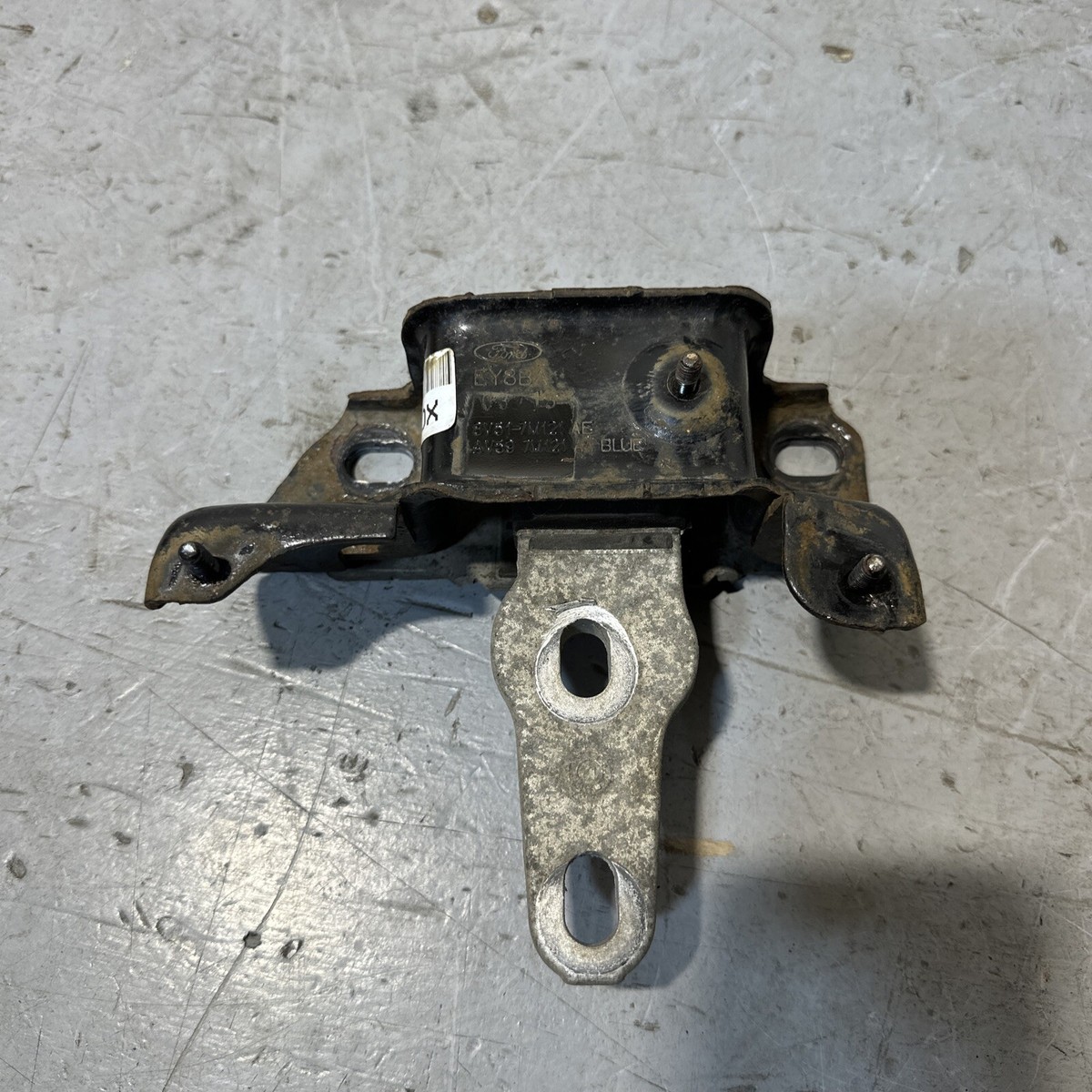 Chân Đầu Hộp Số Ford Fiesta Mã phụ tùng AV597M121AA
