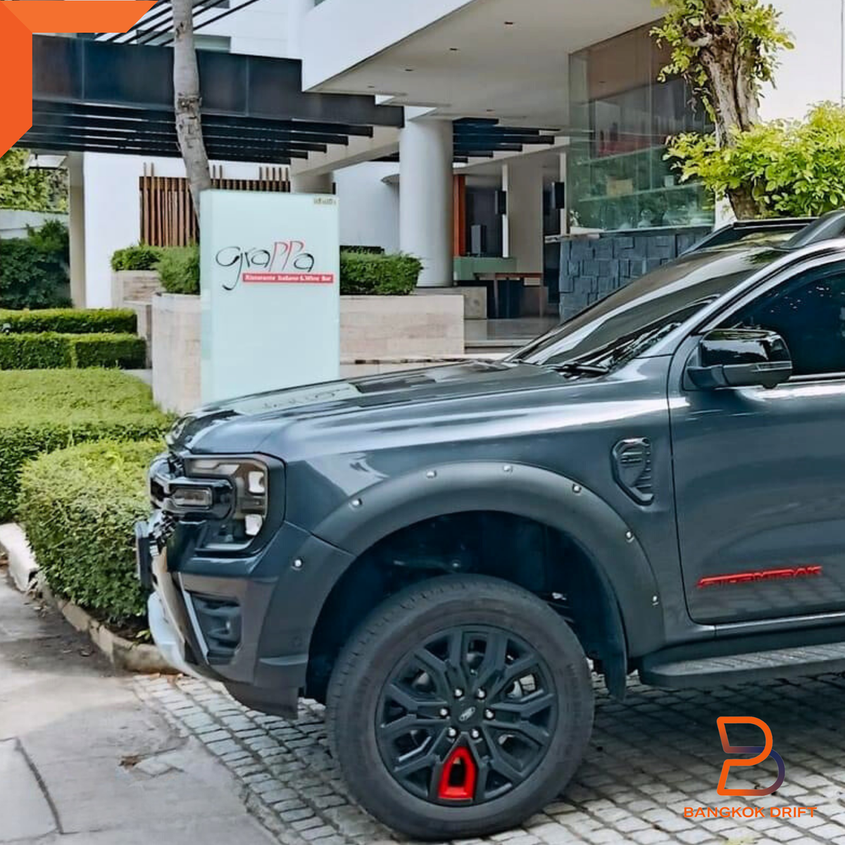 Ốp Phồng Cản Trước Phải Ford Ranger Mã phụ tùng ur8951w70a