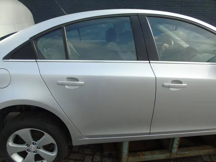 Cánh Cửa Sau Phải Chevrolet Cruze Mã phụ tùng 96869292