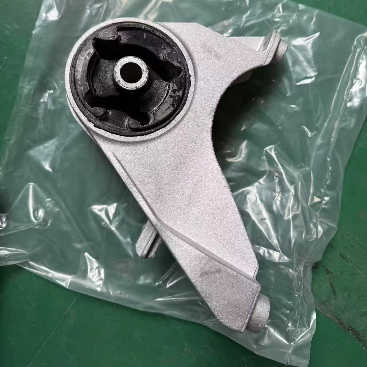 Chân Máy Trước Trái Bắt Hộp Số Chevrolet Captiva Mã phụ tùng 96626810