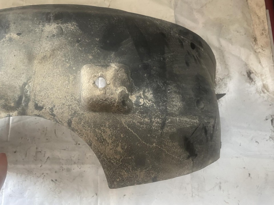 Chắn Bùn Lòng Dè Trước Phải Chevrolet Captiva Mã phụ tùng 96623572