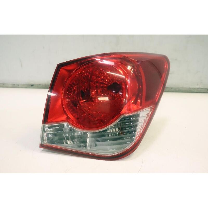 Đèn Hậu Miếng Ngoài Phải Chevrolet Cruze OEM 96829828-OE