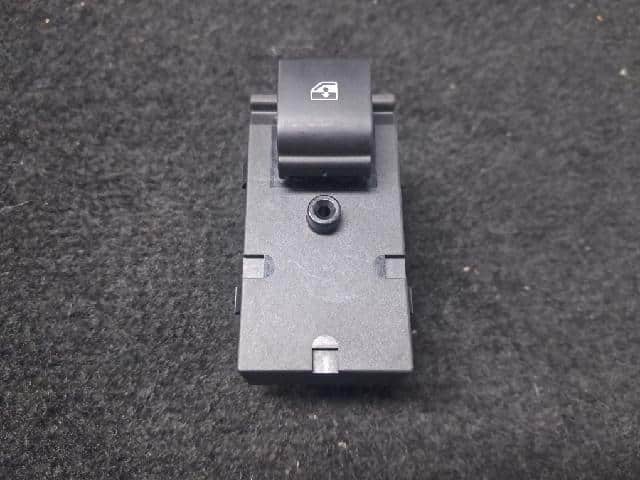 Công Tắc Lên Xuống Kính Cánh Cửa Sau Phải Giắc To Daewoo Lacetti Mã phụ tùng 20933566