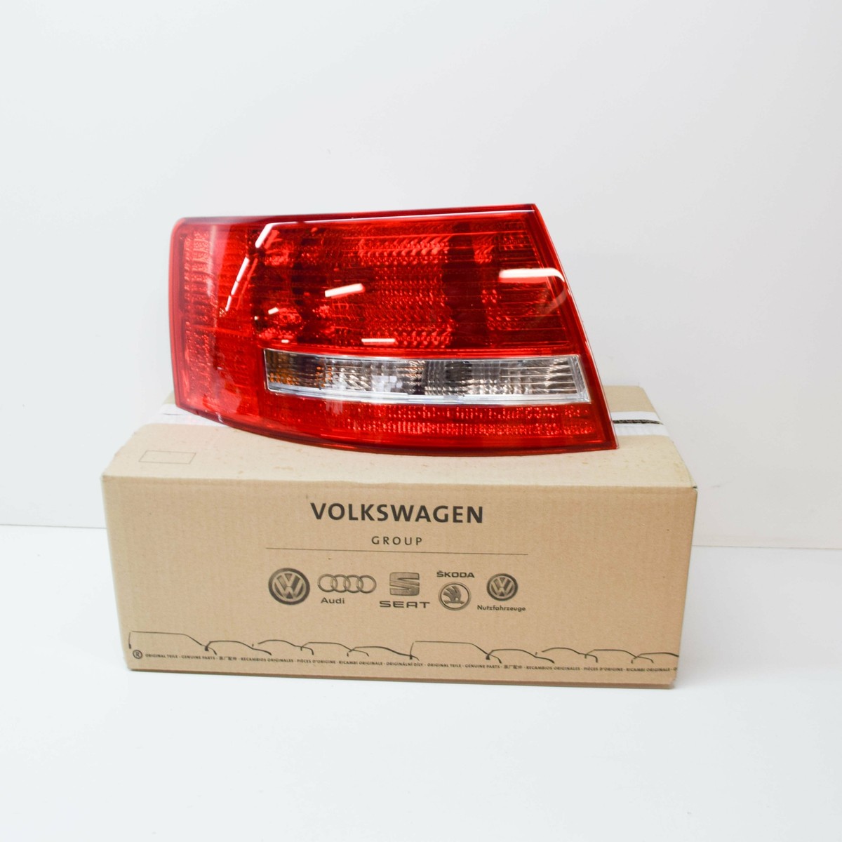 Đèn Hậu Miếng Ngoài Trái Audi A6 Mã phụ tùng 4f5945095