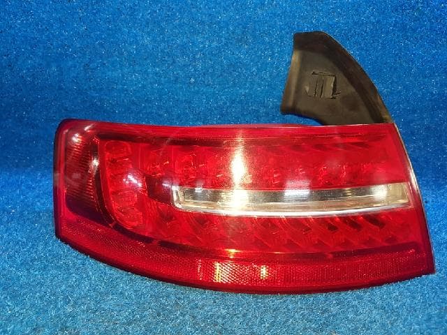 Đèn Hậu Miếng Ngoài Trái Audi A6 Mã phụ tùng 4f5945095