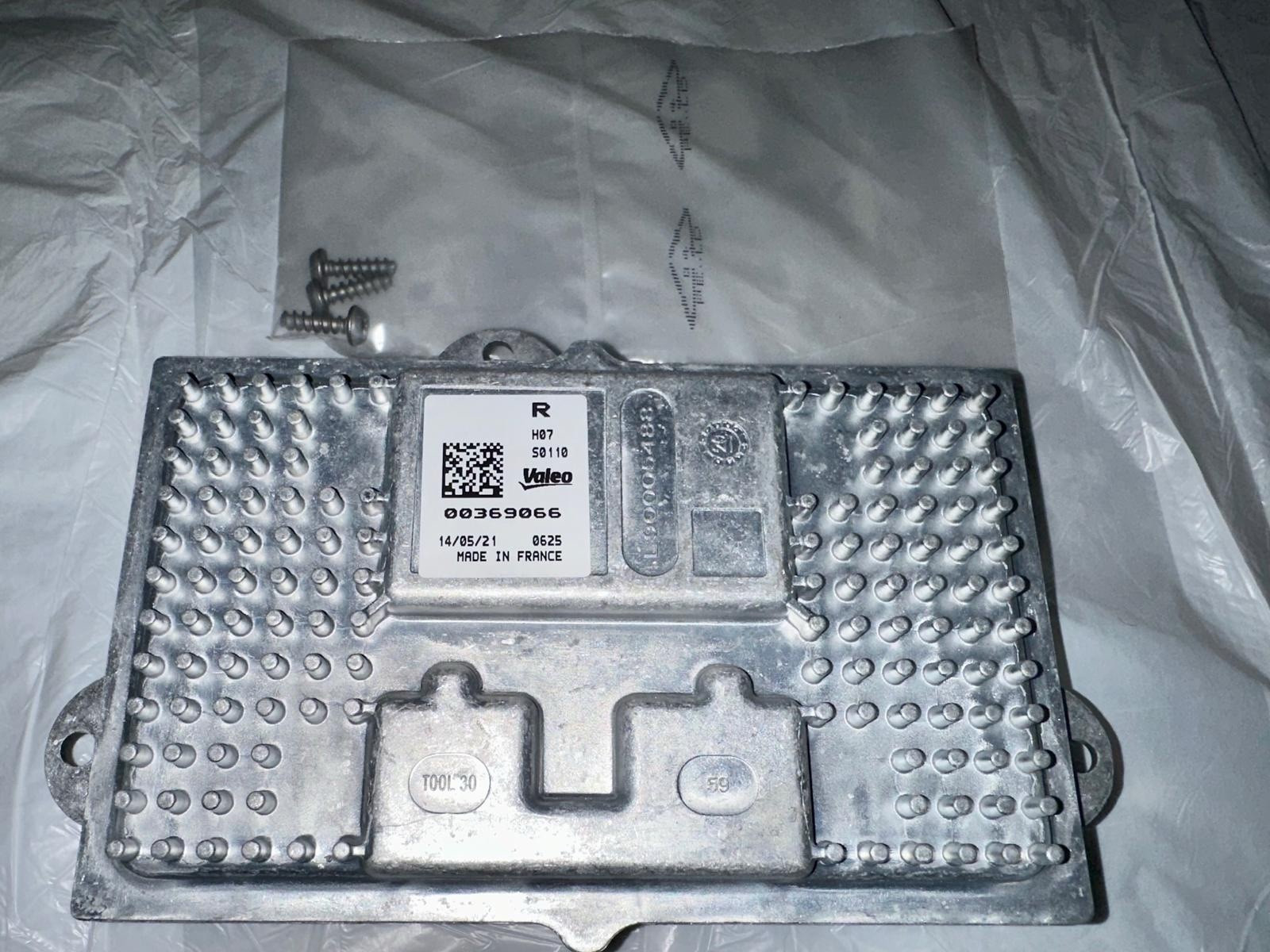 Hộp Balat Điều Khiển Đèn Pha Peugeot 5008 Mã phụ tùng L90005488