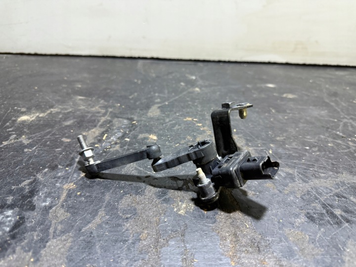 Cảm Biến Nâng Gầm Trước Peugeot 5008 Mã phụ tùng 9675785780