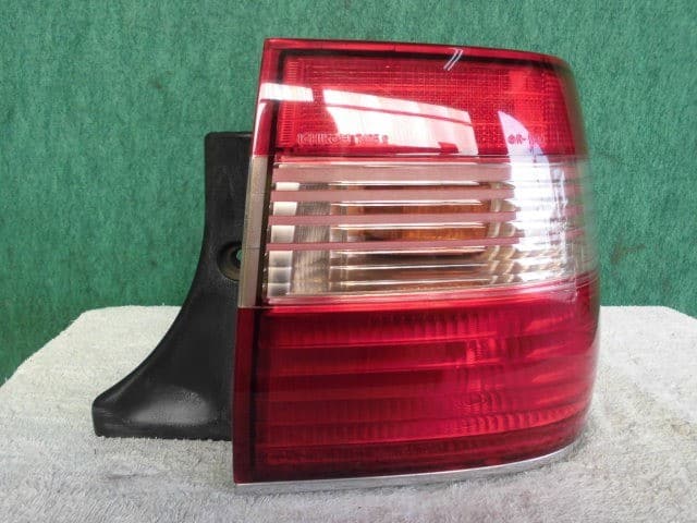 Đèn hậu ngoài Crown 3.0 1998 Mã phụ tùng 8155130750