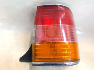 Đèn hậu trong Crown 3.0 1998 Mã phụ tùng 8158130080