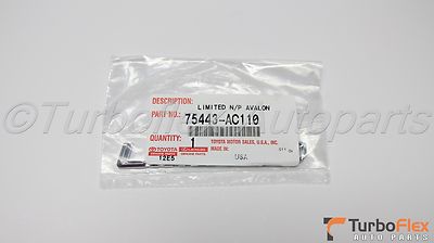 Chữ Limited nắp cốp sau Avalon 2007 Mã phụ tùng 75443AC110