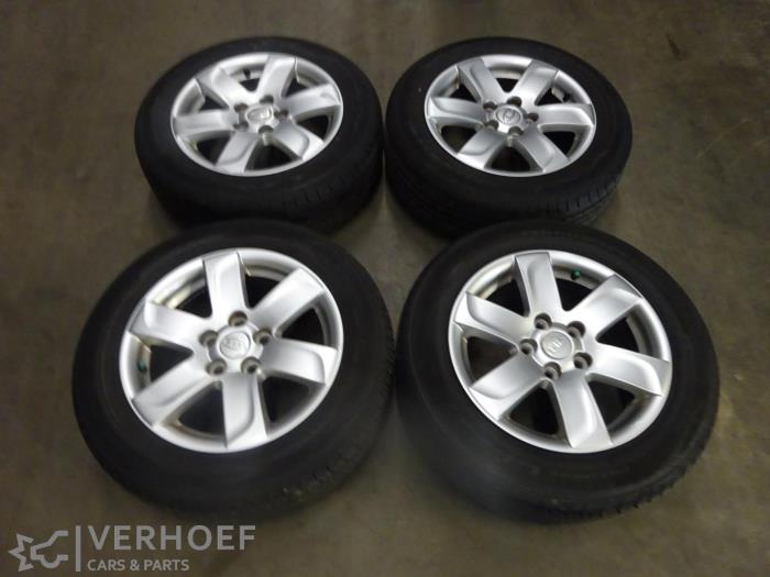 La zăng đúc Kia Carens 1.6 Mã phụ tùng 529101D201