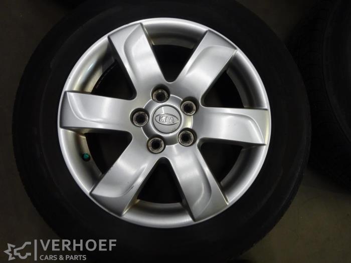 La zăng đúc Kia Carens 1.6 Mã phụ tùng 529101D201