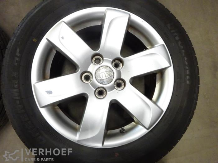 La zăng đúc Kia Carens 1.6 Mã phụ tùng 529101D201
