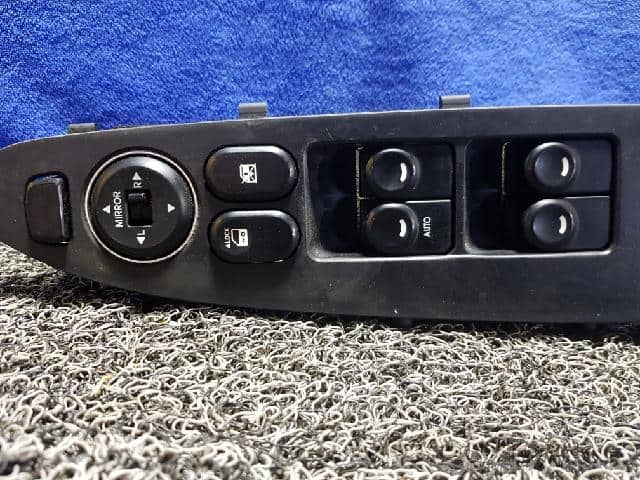 Công tắc lên xuống kính tổng Hyundai I30 Mã phụ tùng 935702L020