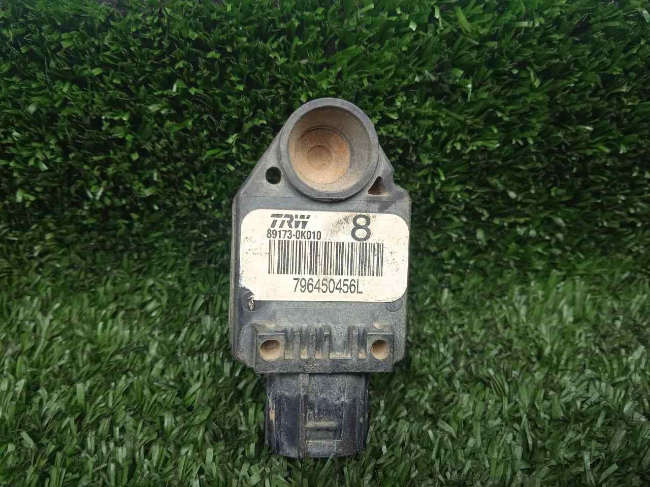 Cảm biến túi khí đầu xe Fortuner (Cảm biến kích nổ túi khí đầu xe Fortuner) Mã phụ tùng 891730K010