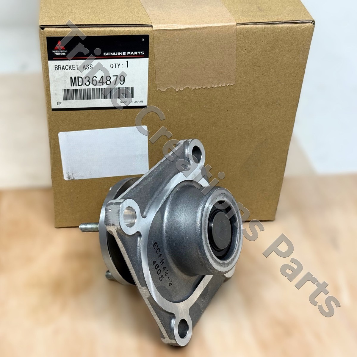 Giá bắt ly tâm quạt két nước Pajero V45 Mã phụ tùng MD364879