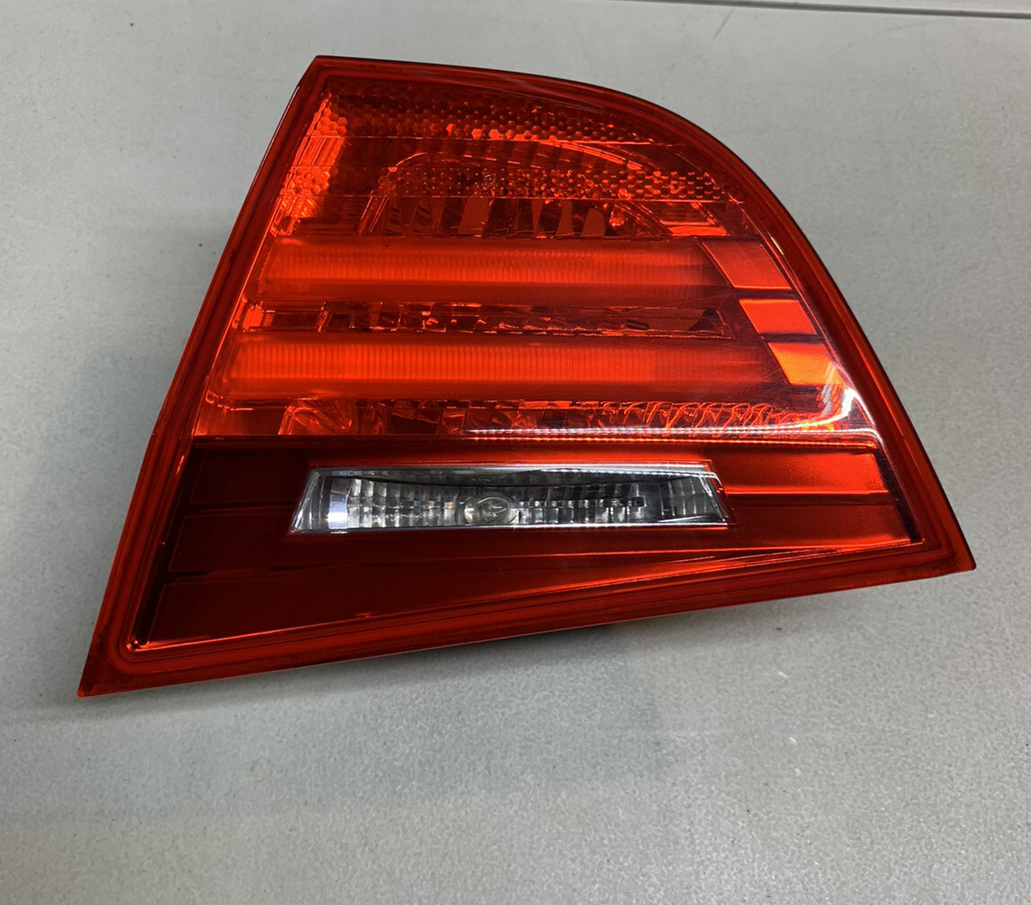 Đèn hậu trong BMW 320i 2011 (Đèn lái sau BMW 320i 2011) Mã phụ tùng 63217289428