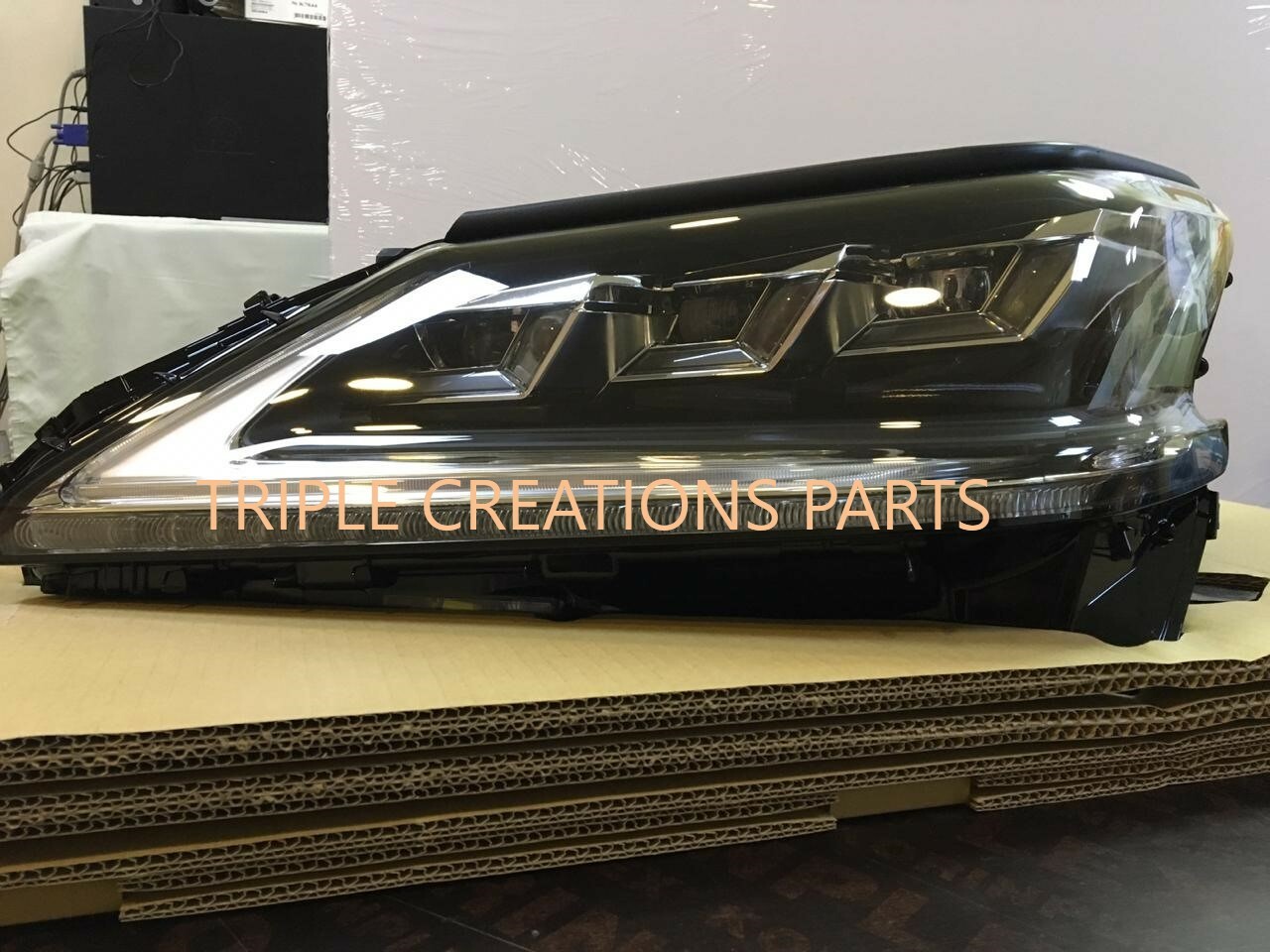 Đui đèn pha LX570 Mã phụ tùng 8112560F80-8116560F80