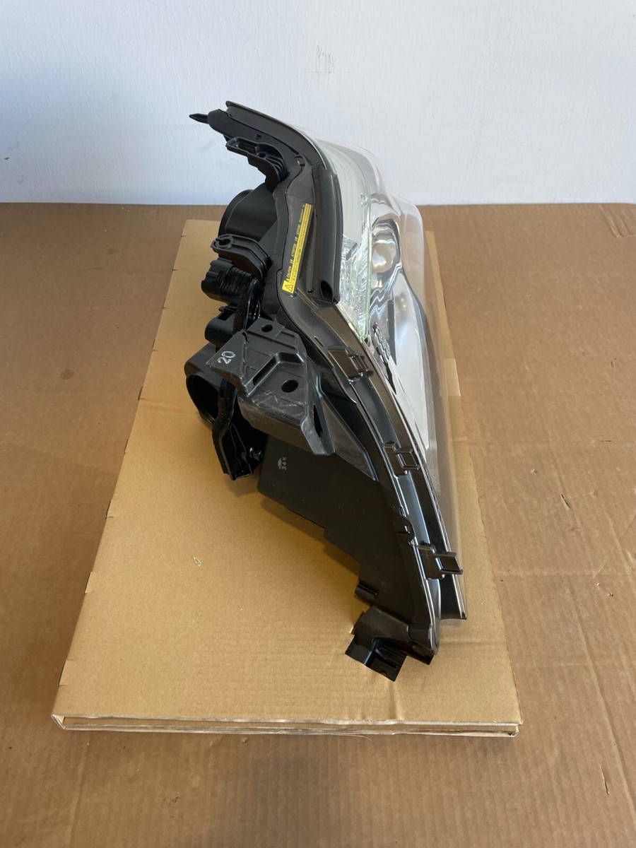Đui đèn pha LX570 Mã phụ tùng 8112560F80-8116560F80