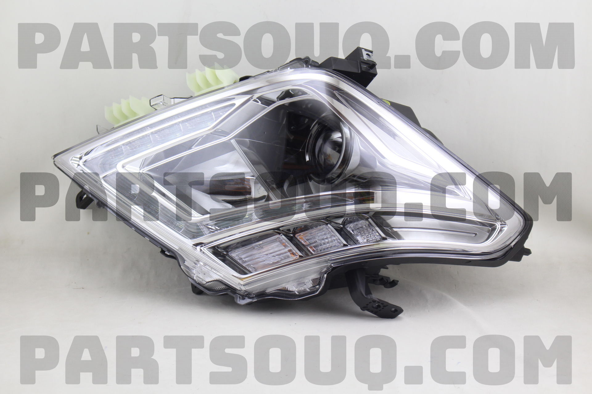 Đèn Hậu Phải - Đỏ Đen Nissan Sunny Mã phụ tùng 260103AW0B