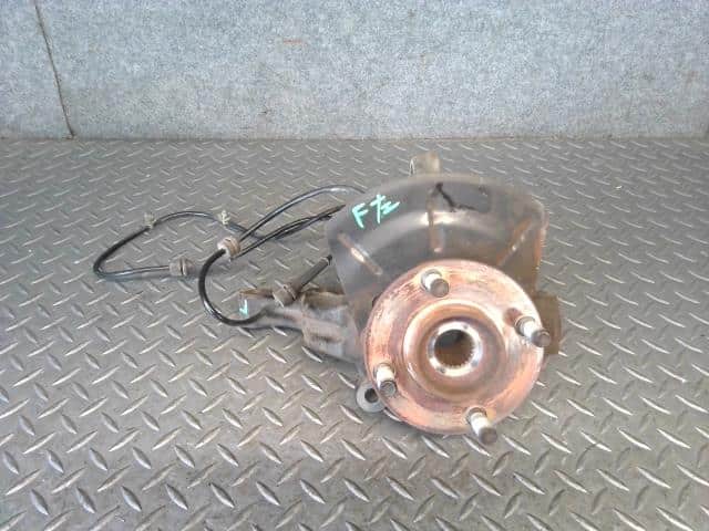 Trụ Lái Phải / Ngõng May Ơ Trái Nissan Bluebird Mã phụ tùng 40015ED000