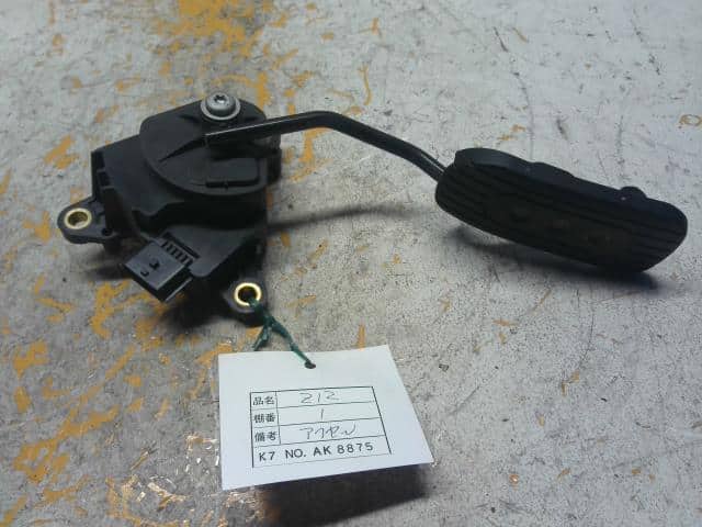 Chân Ga Điện Nissan Bluebird Mã phụ tùng 18002EW000