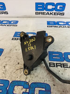 Chân Ga Điện Nissan Bluebird Mã phụ tùng 18002EW000